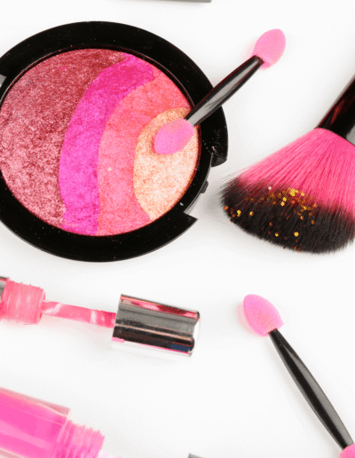 kosmetyki puder różowy, pędzel, błyszczyk do ust